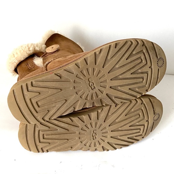 UGG Women's Bailey Button II boots chestnut color - Picture 7 of 12